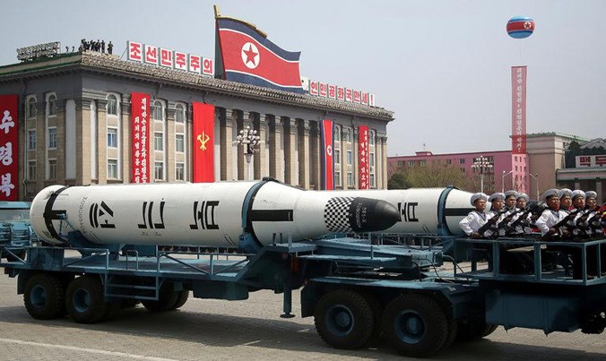 Tên lửa đạn đạo Pukguksong phóng từ tàu ngầm được giới thiệu trong lễ duyệt binh ngày 15/4 ở Bình Nhưỡng. Ảnh: AP.