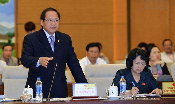Bộ trưởng Bộ TT&TT Trương Minh Tuấn trả lời chất vấn ngày 18/4.