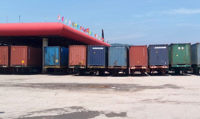 Đất dịch vụ ăn uống kèm theo cây xăng bị ngang nhiên “hô biến” thành bãi container lậu gây mất an toàn cho Quốc lộ 1 qua thị xã Hương Thủy, TT-Huế.