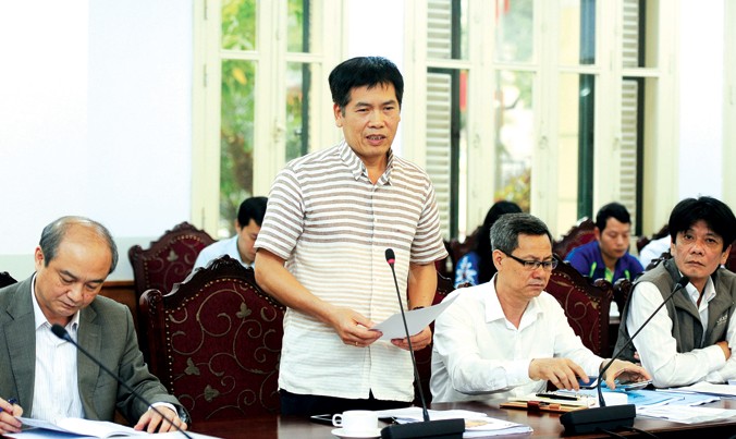 Phó Tổng cục trưởng Tổng cục TDTT Trần Đức Phấn báo cáo công tác chuẩn bị cho Đoàn TTVN tham dự SEA Games 2017 trong cuộc làm việc với lãnh đạo Bộ VHTTDL. Ảnh: Thịnh Hương.