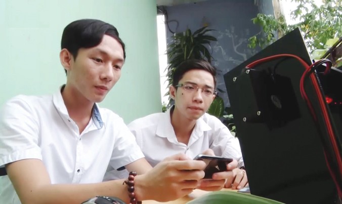 Phan Thanh Phong (phải) và Lê Hoàng Tuấn thử nghiệm sản phẩm IFF.