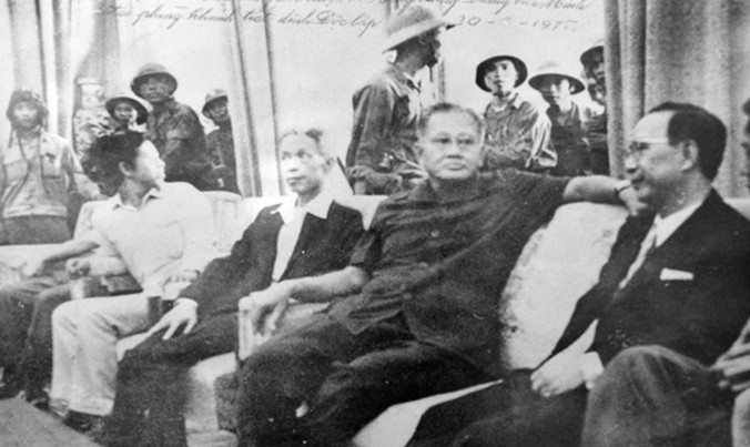 Nội các Dương Văn Minh trong ngày 30/4; Từ trái qua phải: ông Vũ Văn Mẫu, ông Dương Văn Minh, ông Nguyễn Văn Huyền. (Ảnh tư liệu).