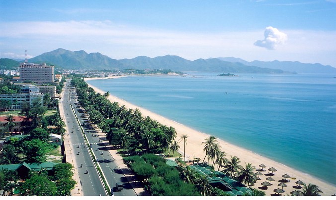 Bãi biển Nha Trang, một trong những vịnh biển đẹp nhất thế giới. Ảnh: Hồng Vĩnh.