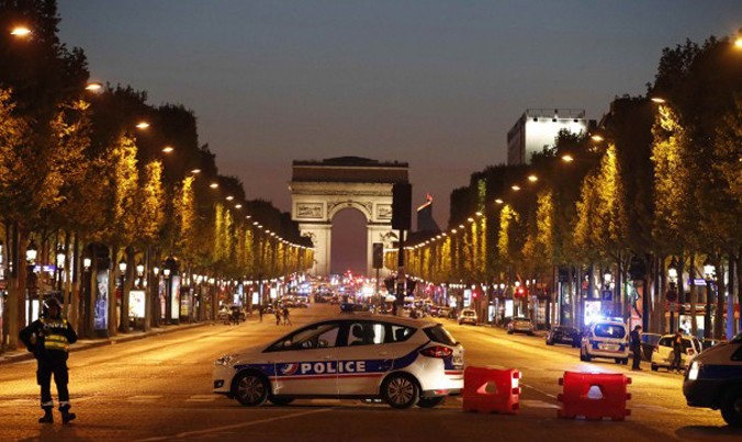 Kẻ tấn công xả súng vào ba cảnh sát tuần tra trên đại lộ Champs-Elysees. Ảnh: Christian Hartmann.