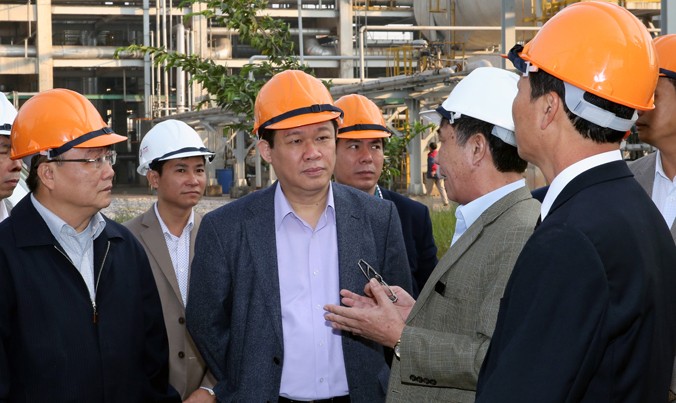Phó Thủ tướng Vương Đình Huệ trong lần đi kiểm tra, xử lý các nhà máy. Ảnh: TC.