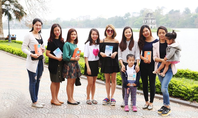 Tiki nhờ nhà văn Phan Ý Yên và MC Minh Trang cùng đi “giấu” sách tặng bạn đọc.