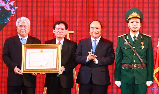 Thủ tướng Nguyễn Xuân Phúc trao tặng Huân chương Độc lập hạng Nhất (lần thứ 2) của Chủ tịch nước cho tỉnh Trà Vinh. Ảnh: TTXVN.
