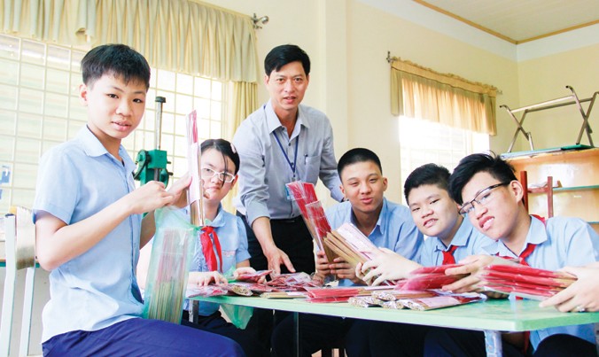 Để có những bó hương quế thơm lừng được người dân ưa chuộng, thầy Nguyễn Duy Quy ngay từ lúc mới về trường đã đi xin máy làm hương về cho các em học nghề. Ảnh: Thanh Trần.