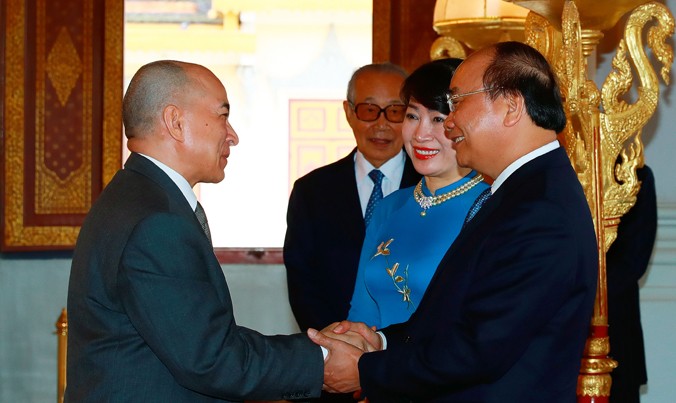 Chiều 24/4, Thủ tướng Nguyễn Xuân Phúc và phu nhân cùng đoàn đại biểu cấp cao Việt Nam đến chào Quốc vương Norodom Sihamoni. Ảnh: TTXVN.