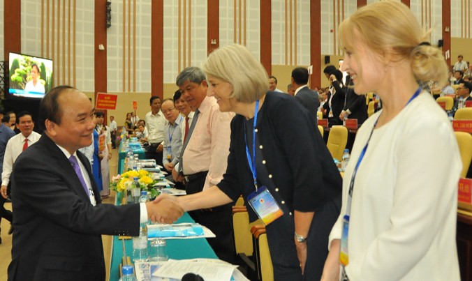 Thủ tướng Nguyễn Xuân Phúc tại Hội nghị xúc tiến Đầu tư - Thương mại và Du lịch tỉnh Trà Vinh ngày 24/4. Ảnh: Hòa Hội.