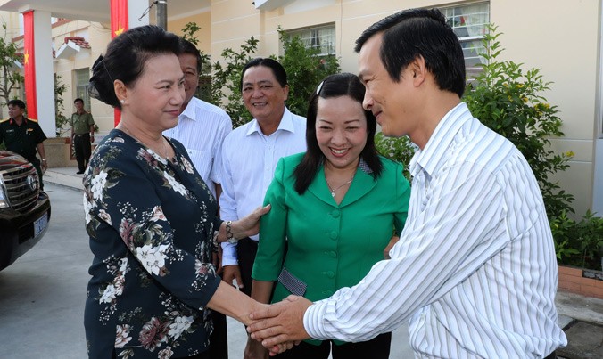 Chủ tịch Quốc hội Nguyễn Thị Kim Ngân với các cử tri tại TP Cần Thơ. Ảnh: TTXVN.