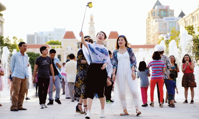 Người dân vui chơi trên khu phố đi bộ Nguyễn Huệ tại trung tâm TPHCM. Ảnh: Huy Thịnh.