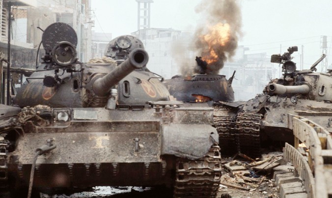 Ba chiếc xe tăng cháy tại Lăng Cha Cả ngày 30/4. Ảnh: Corbis.