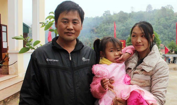 Chị Vàng Thị Lầu cùng con gái lên đồn thăm trung úy Giàng Lau Tơ.