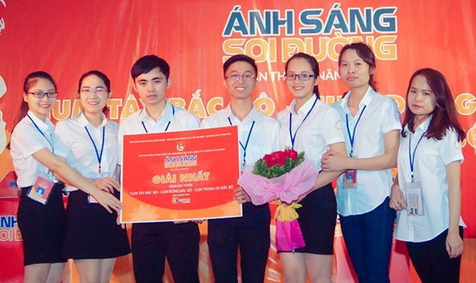 Trần Văn Đông (thứ 3, từ trái qua) cùng đồng đội giành giải Nhất vòng thi Cụm.
