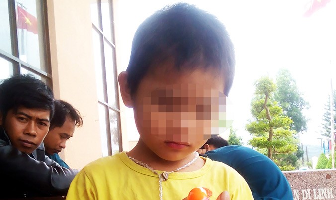 Bé trai bị lạc tại thị trấn Di Linh.