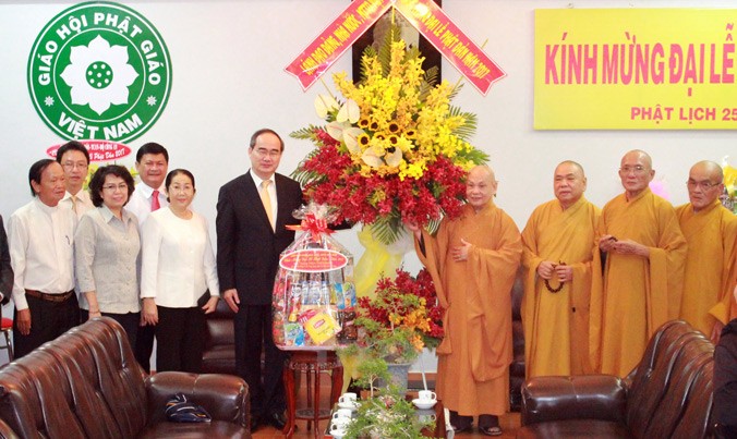 Chủ tịch Mặt trận Tổ quốc Việt Nam Nguyễn Thiện Nhân thăm và chúc mừng các Chư tôn đức giáo phẩm tại Văn phòng 2 Trung ương Giáo hội Phật giáo Việt Nam. Ảnh: TTXVN.