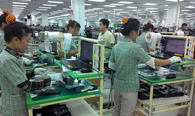 Tốc độ giải ngân vốn FDI năm 2017 đang chững lại. Trong ảnh công nhân làm việc tại Nhà máy Samsung Việt Nam. Ảnh: Nhật Minh.