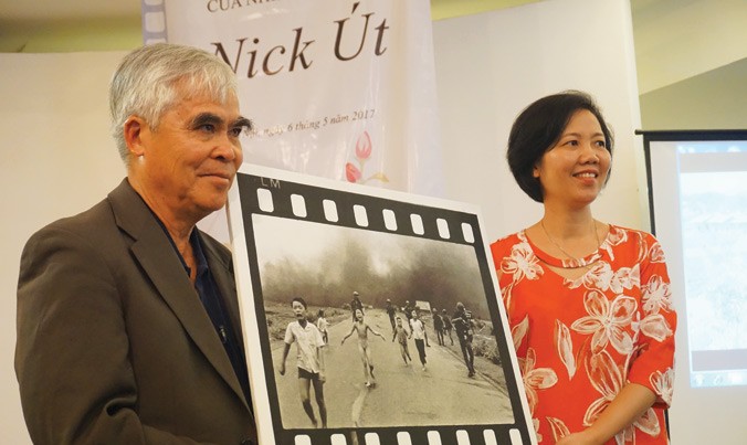 Nick Út trao “Em bé Napalm” cùng ảnh và hiện vật khác cho Bảo tàng Phụ nữ Việt Nam. Ảnh: Toan Toan.