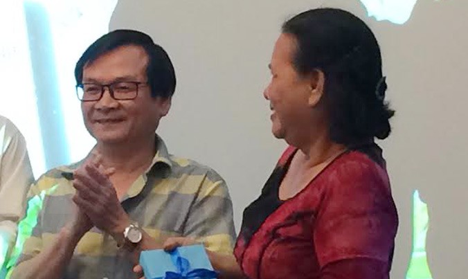 Vợ chồng nhà văn Nguyễn Nhật Ánh với món quà sinh nhật.
