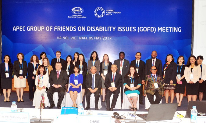 Sáng 9/5 tại Hà Nội diễn ra cuộc họp Nhóm Bạn về người khuyết tật. Trong ảnh: Đại biểu các nền kinh tế APEC tham dự cuộc họp chụp ảnh chung. Ảnh: TTXVN.