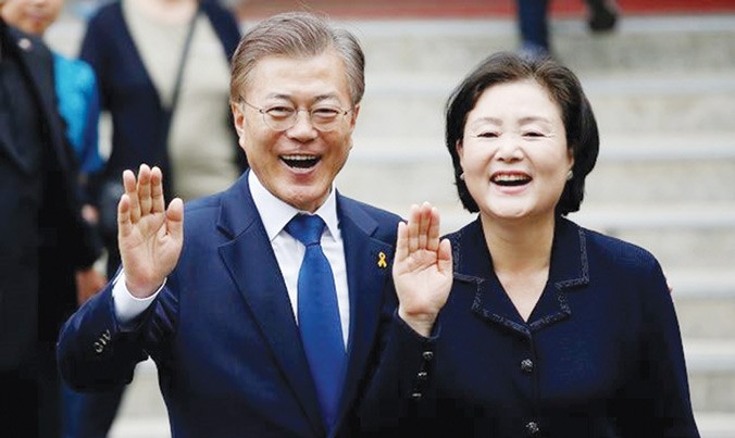 Ông Moon Jae-in và vợ đi bỏ phiếu sáng 9/5 tại Seoul. Ảnh: Yonhap.