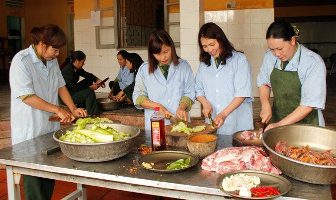 Các chị trong Chi hội phụ nữ phòng Tham mưu Sư đoàn 324 thực hiện bữa cơm tự quản tại bếp ăn Sư đoàn bộ.