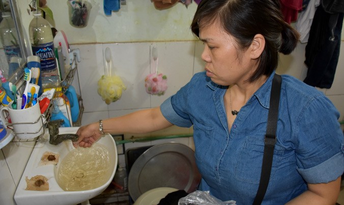 Người dân khu phố 22, phường Yên Sở không dám sử dụng nước sạch chuyển màu vàng nghệ, vẩn đục. Ảnh: Nguyễn Hoàn.
