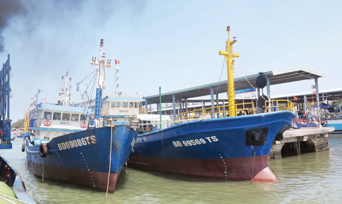 Tàu cá vỏ thép mang tên Khánh Đỏ BĐ 99086 của ông Đinh Công Khánh ở cùng xã Cát Khánh (Phù Cát) bị hư hỏng đang neo đậu tại cảng cá Đề Gi.