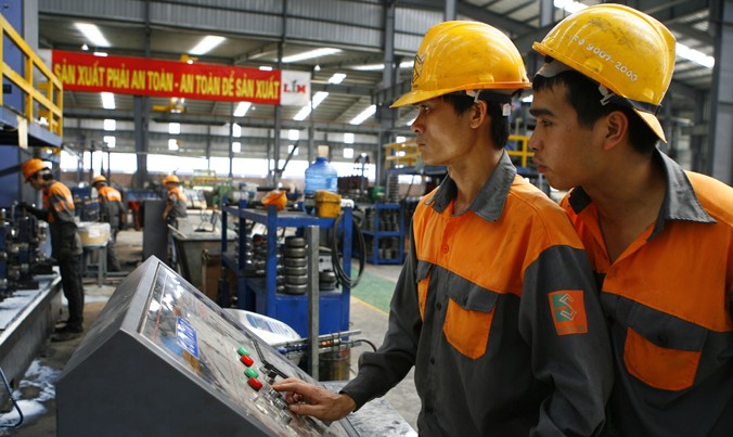 Dây chuyền sản xuất thép ống của Công ty thép Bắc Việt. Ảnh: Hồng Vĩnh.