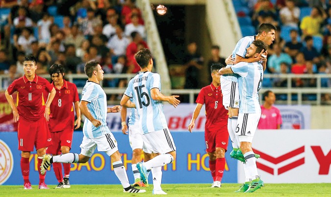 U20 Argentina tiếp tục thể hiện sự vượt trội về mọi mặt trong trận đấu với U22 Việt Nam tối qua trên sân Mỹ Đình. Ảnh: VSI.