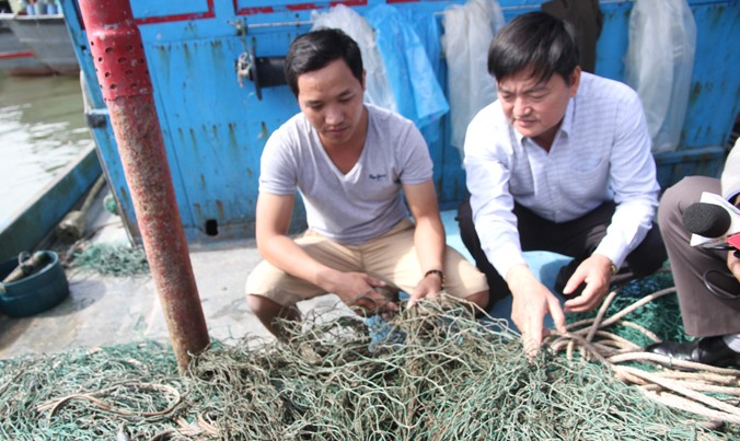 Lưới của ngư dân ở Triệu Lăng bị tàu giã cào xé rách. Ảnh: HT.