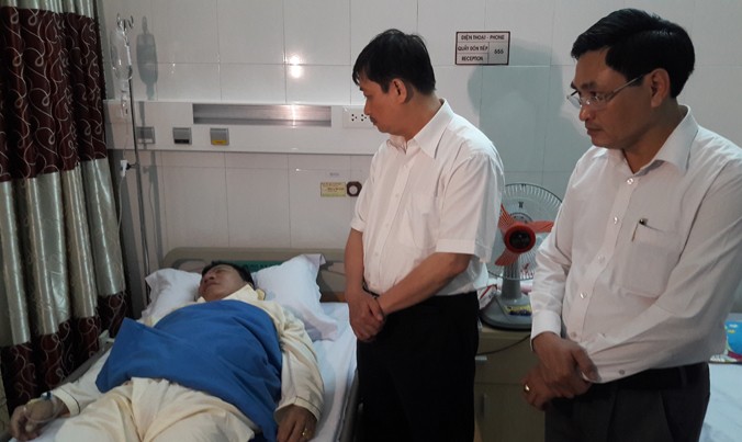 Ông Đặng Việt Dũng (giữa), Phó chủ tịch Thường trực UBND TP Đà Nẵng đã phải xin lỗi du khách về vụ ngộ độc này.