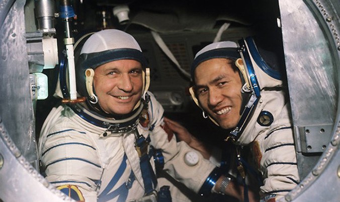 V.Gorbatko và Phạm Tuân sau chuyến bay lịch sử vào vũ trụ. Ảnh: Báo Nhân Dân.