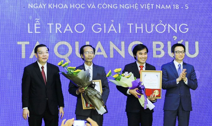 Phó Thủ tướng Vũ Đức Đam và Bộ trưởng Bộ Khoa học và Công nghệ Chu Ngọc Anh trao giải thưởng Tạ Quang Bửu cho hai nhà khoa học nhận giải năm nay. Ảnh: TTXVN.