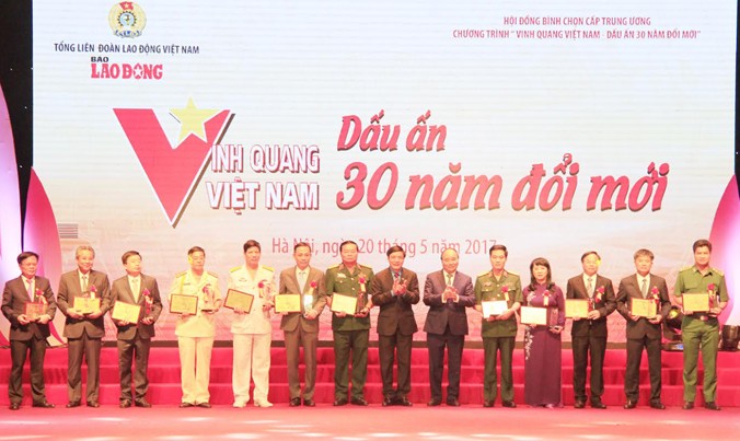 Thủ tướng Nguyễn Xuân Phúc trao giải thưởng Vinh quang Việt Nam cho các tập thể có thành tích nổi bật . Ảnh: Trường Phong.