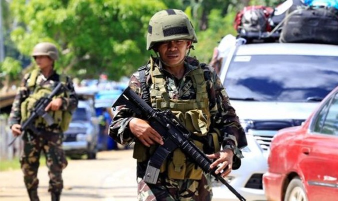 Lực lượng an ninh tuần tra ở Mindanao sau khi tình trạng thiết quân luật được áp dụng. Ảnh: Getty Images.