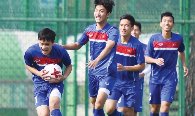Các cầu thủ U20 Việt Nam luôn có được bầu không khí vui vẻ trong những buổi tập chuẩn bị cho trận đấu với U20 Pháp vào chiều nay. Ảnh: Ái Xuân.