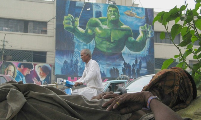 Một người đàn ông nghèo Pakistan ngủ trên vỉa hè Hong Kong. Ảnh: EPA.