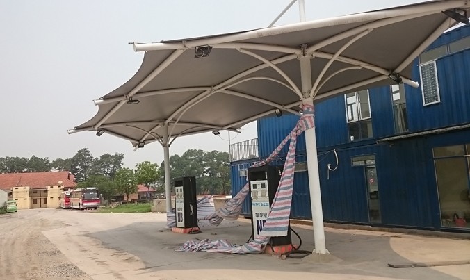 Một trạm kinh doanh xăng dầu lậu trên địa bàn huyện Sóc Sơn, cạnh sân bay Nội Bài mới ngừng hoạt động gần đây. Ảnh: Tuấn Nguyễn.
