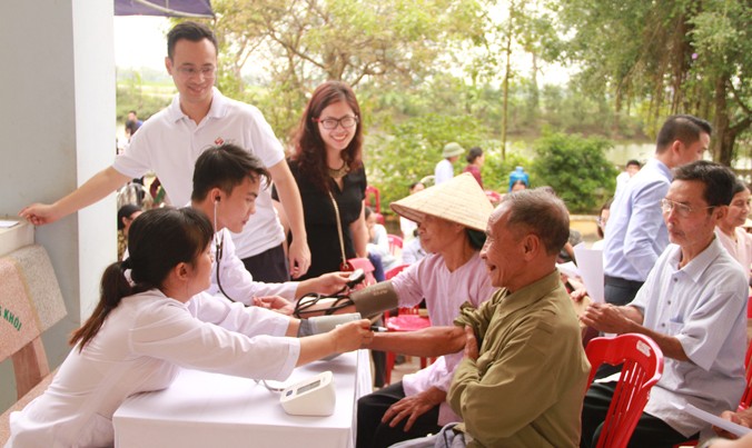 Đoàn SCIC khám bệnh, cấp phát thuốc miễn phí cho đối tượng chính sách, người có hoàn cảnh khó khăn tại xã Liêm Tiết (Hà Nam).