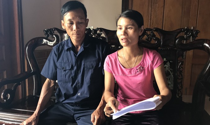 Vợ chồng cô Đỗ Thị Hồng Huế trong một lần tố cáo vụ việc với PV Tiền Phong.