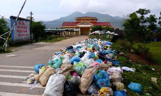 Khu xử lý rác thải Lộc Thủy ngưng hoạt động từ 2 tháng nay, khiến rác thải khu dân cư dồn ứ gây ô nhiễm.