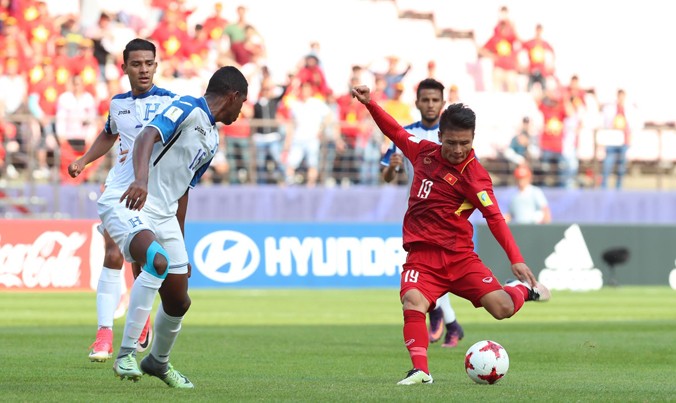 Thiếu chút may mắn, cú sút này của Quang Hải đã trở thành pha ghi bàn đầu tiên của bóng đá Việt Nam tại một kỳ World Cup lứa tuổi 20. Ảnh: VSI.