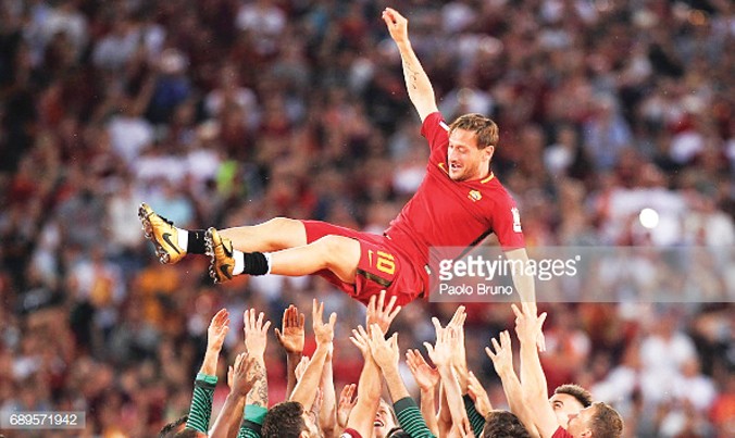 Francesco Totti chia tay sân cỏ sau 25 năm gắn bó với AS Roma. Ảnh: GETTY IMAGES.