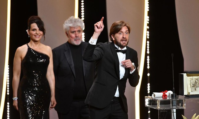 Đạo diễn Thụy Điển phát cuồng lên nhận Cành cọ vàng từ tay diễn viên Pháp Julielle Binoche (trái) và đạo diễn Pedro Almodovar.