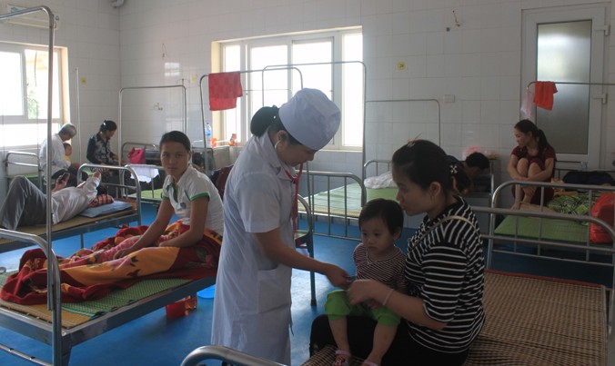Bác sỹ Bệnh viện Đa khoa huyện Lang Chánh thăm khám cho bệnh nhi đang điều trị nội trú tại bệnh viện. Ảnh: Hoàng Lam.
