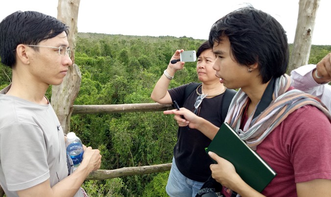 Nhà báo Thái Lan (phải) trao đổi với giảng viên ĐH Cần Thơ trong khi tham quan vườn quốc gia U Minh Thượng.
