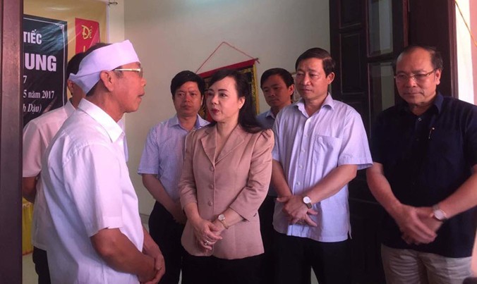 Bộ trưởng Nguyễn Thị Kim Tiến chia buồn với gia đình bệnh nhân tử vong.