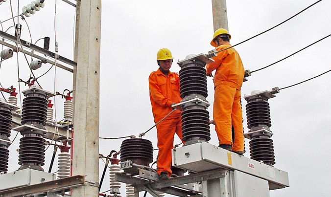 Công nhân ngành điện triển khai nhiều biện pháp đảm bảo cấp điện trong những ngày nắng nóng. Ảnh: Hoa Việt Cường.